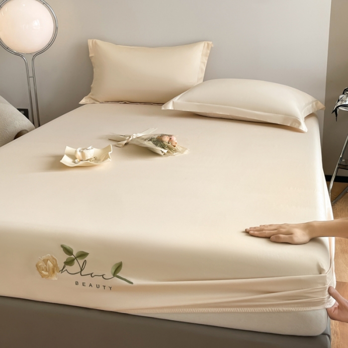 91家纺网 家纺一手货源 找家纺 50支贡缎轻奢刺绣床笠全棉床罩三件套防滑床垫套罩 Laura刺绣-奶昔白