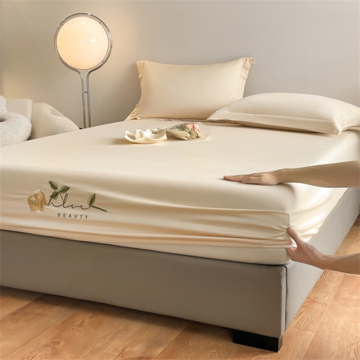 91家纺网 家纺一手货源 找家纺 50支贡缎轻奢刺绣床笠全棉床罩三件套防滑床垫套罩 Laura刺绣-奶昔白