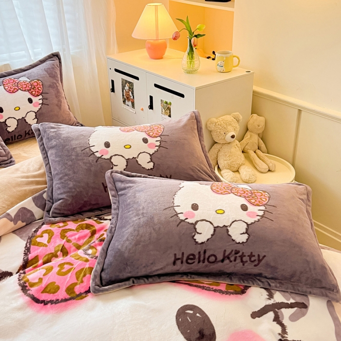 91家纺网 家纺一手货源 找家纺 金爱家 2023新款kt猫大阪加厚牛奶绒系列四件套 豹纹kt