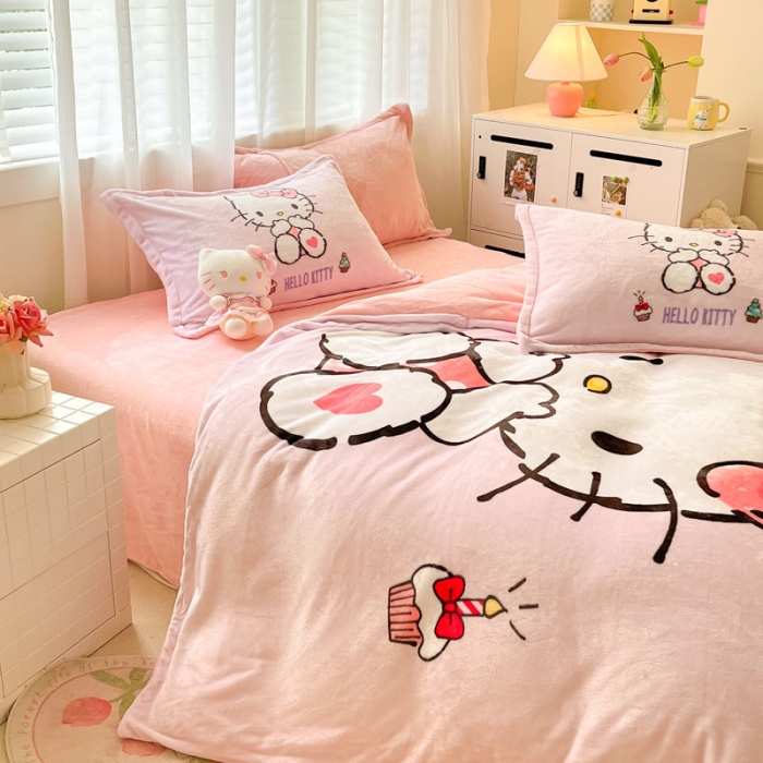 91家纺网 家纺一手货源 找家纺 金爱家 2023新款kt猫大阪加厚牛奶绒系列四件套 害羞kt