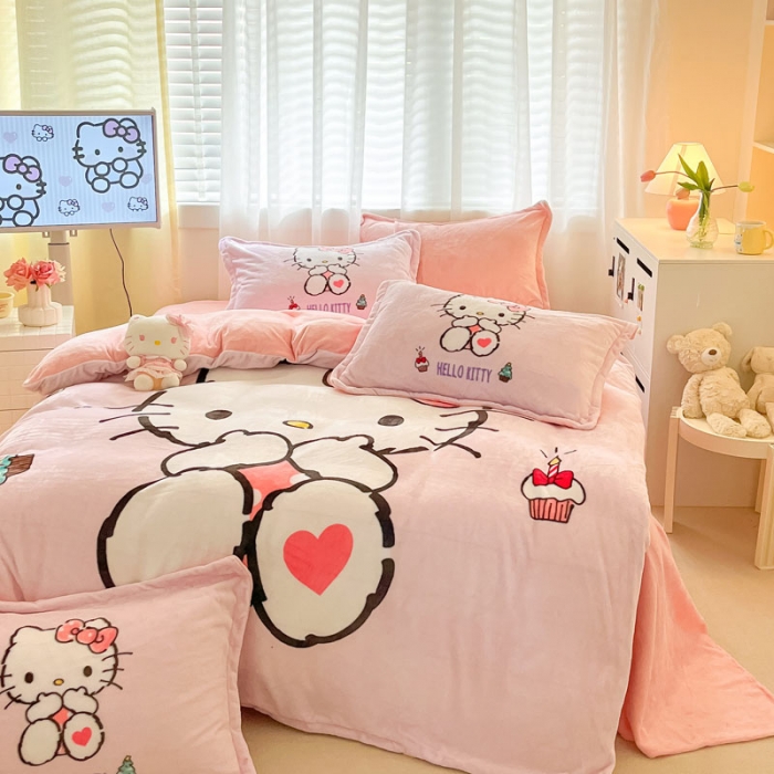 91家纺网 家纺一手货源 找家纺 金爱家 2023新款kt猫大阪加厚牛奶绒系列四件套 害羞kt