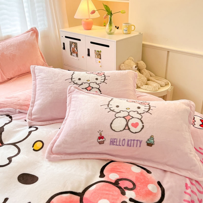 91家纺网 家纺一手货源 找家纺 金爱家 2023新款kt猫大阪加厚牛奶绒系列四件套 害羞kt