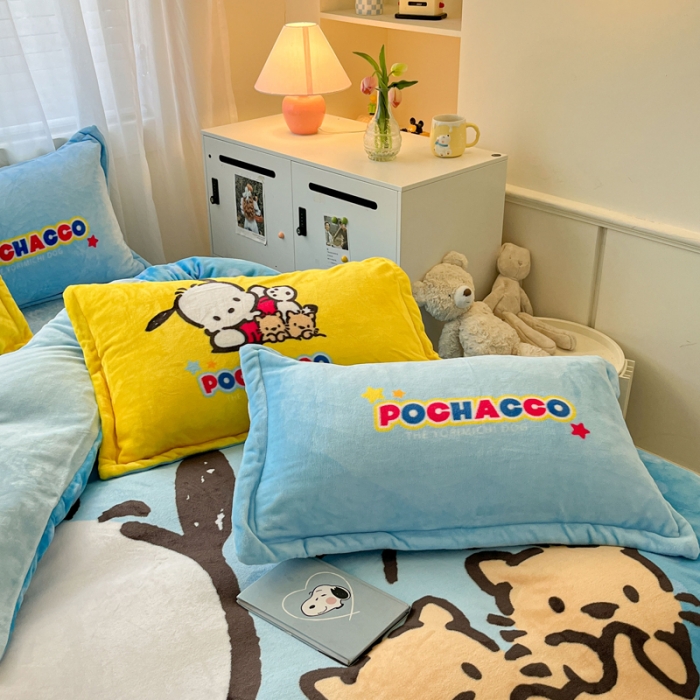 91家纺网 家纺一手货源 找家纺 金爱家 2023新款kt猫大阪加厚牛奶绒系列四件套 欢乐玉桂狗