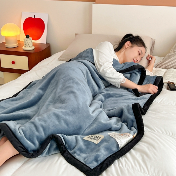 91家纺网 家纺一手货源 找家纺 牛奶绒盖毯400克高克重云貂绒毛毯宽包边法莱绒毯子 冰雪蓝