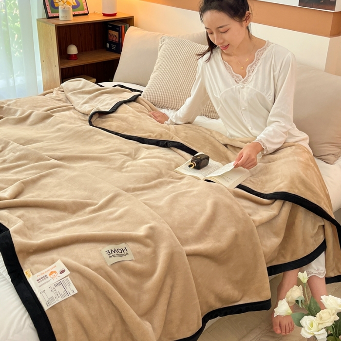 91家纺网 家纺一手货源 找家纺 牛奶绒盖毯400克高克重云貂绒毛毯宽包边法莱绒毯子 卡其