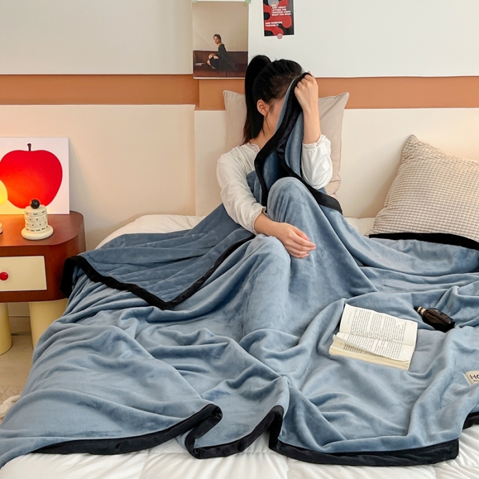 91家纺网 家纺一手货源 找家纺 牛奶绒盖毯400克高克重云貂绒毛毯宽包边法莱绒毯子 蓝灰