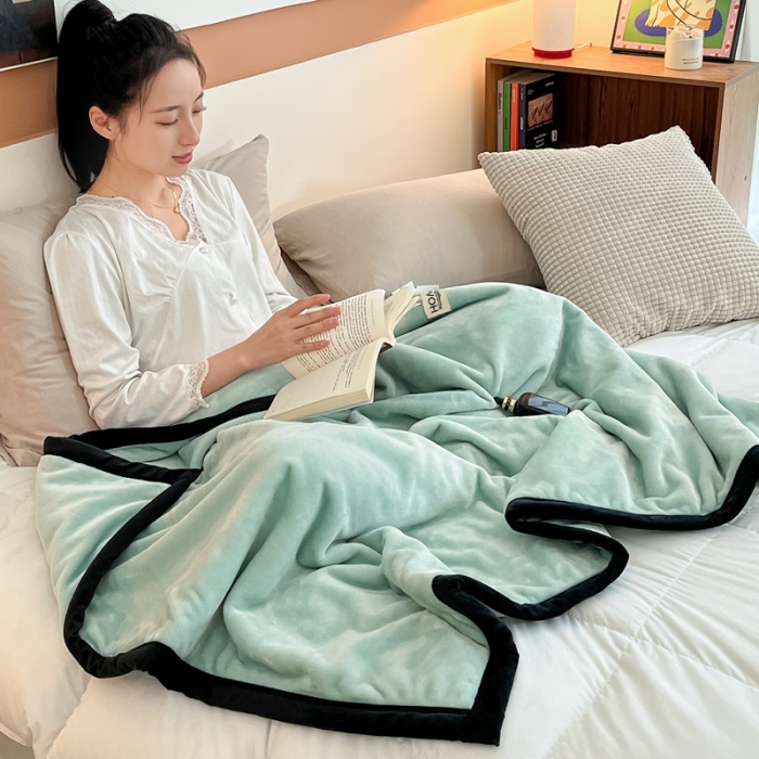 91家纺网 家纺一手货源 找家纺 牛奶绒盖毯400克高克重云貂绒毛毯宽包边法莱绒毯子莫兰迪绿