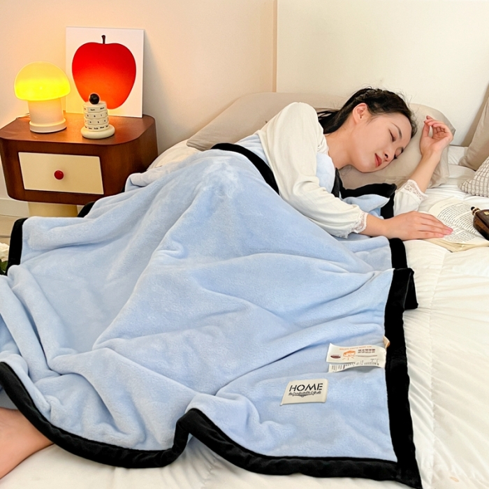 91家纺网 家纺一手货源 找家纺 牛奶绒盖毯400克高克重云貂绒毛毯宽包边法莱绒毯子 天空蓝