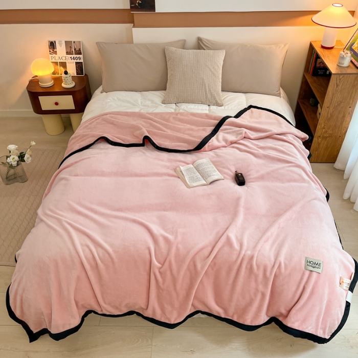 91家纺网 家纺一手货源 找家纺 牛奶绒盖毯400克高克重云貂绒毛毯宽包边法莱绒毯子 樱桃粉