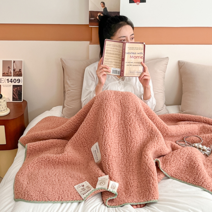 91家纺网 家纺一手货源 找家纺 羋多 A类泡泡绒多功能毯精致贝壳边盖毯毛毯 泡泡绒粉豆沙