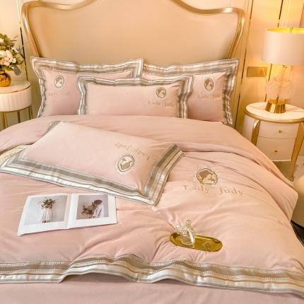 91家纺网 家纺一手货源 找家纺 蓝米卡夫 2024新款婴儿绒刺绣四件套 赫本-婴儿粉