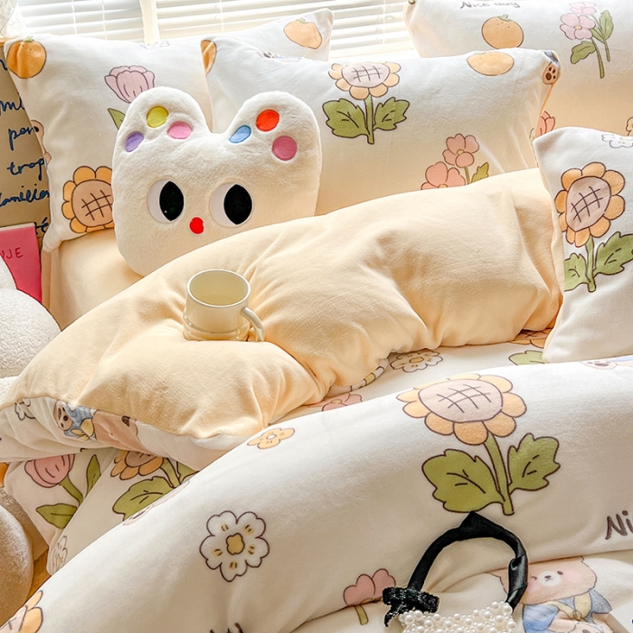 91家纺网 家纺一手货源 找家纺 顾里 2023新款ins少女保暖牛奶绒奶油治 愈系四件套第 一批 花花小熊