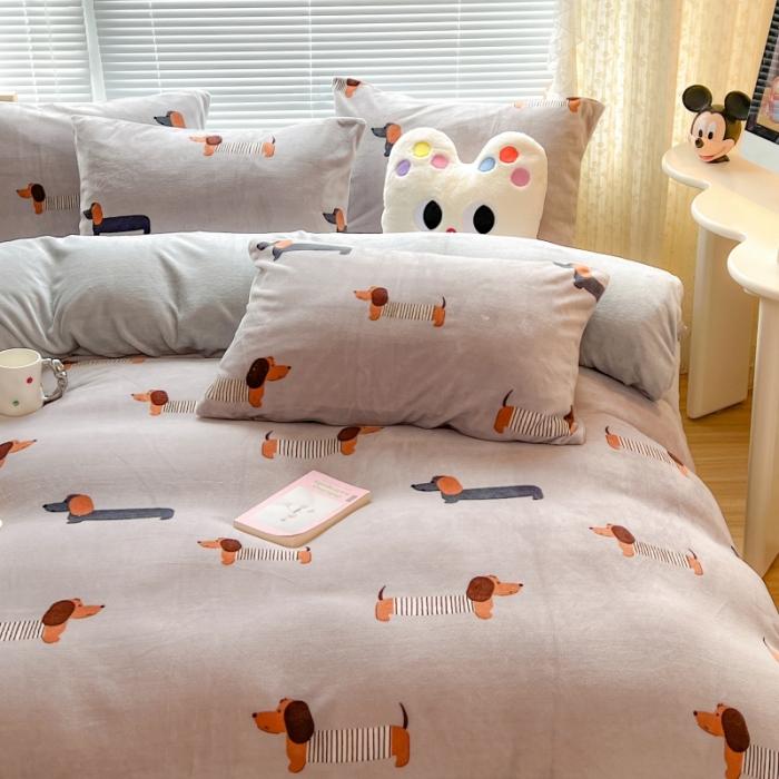 91家纺网 家纺一手货源 找家纺 顾里 2023新款ins少女保暖牛奶绒奶油治 愈系四件套第 一批 腊肠狗