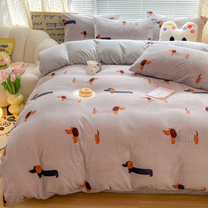 91家纺网 家纺一手货源 找家纺 顾里 2023新款ins少女保暖牛奶绒奶油治 愈系四件套第 一批 腊肠狗