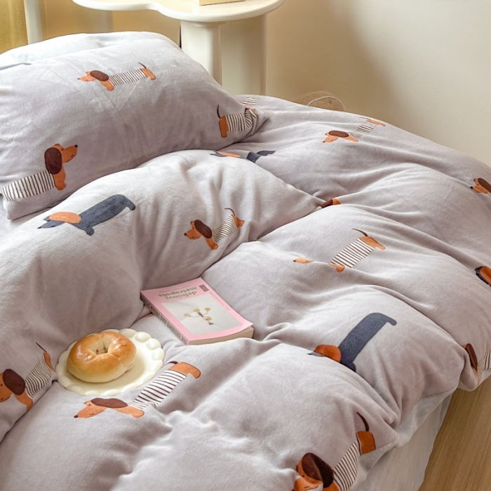 91家纺网 家纺一手货源 找家纺 顾里 2023新款ins少女保暖牛奶绒奶油治 愈系四件套第 一批 腊肠狗