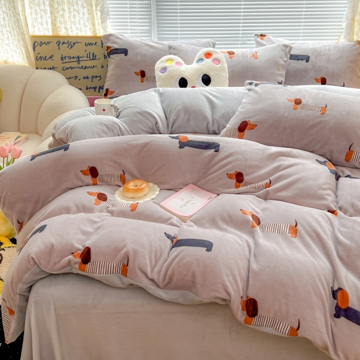 91家纺网 家纺一手货源 找家纺 顾里 2023新款ins少女保暖牛奶绒奶油治 愈系四件套第 一批 腊肠狗