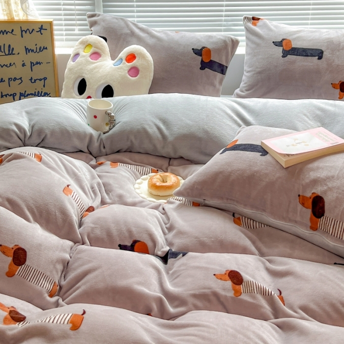 91家纺网 家纺一手货源 找家纺 顾里 2023新款ins少女保暖牛奶绒奶油治 愈系四件套第 一批 腊肠狗