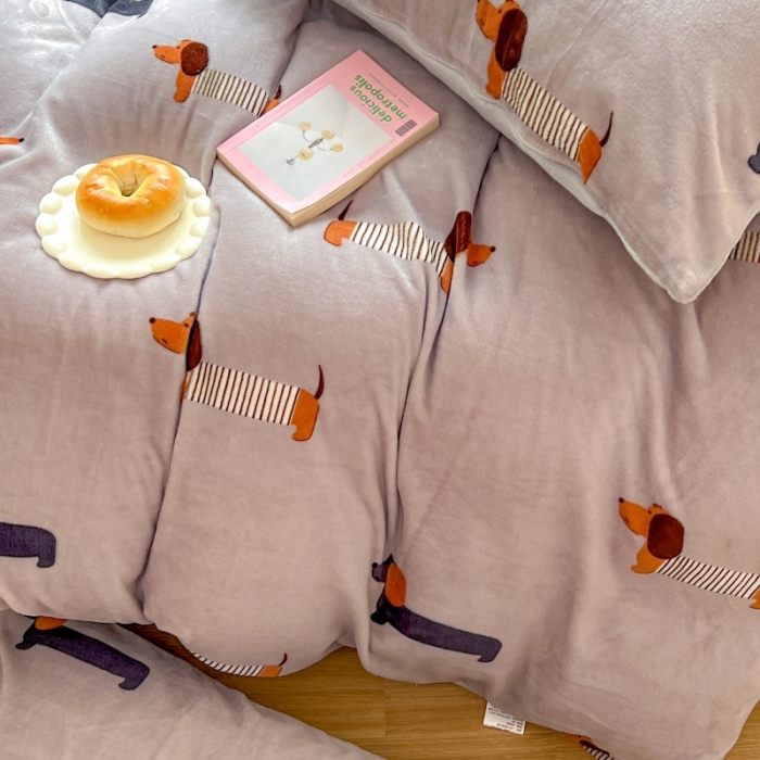 91家纺网 家纺一手货源 找家纺 顾里 2023新款ins少女保暖牛奶绒奶油治 愈系四件套第 一批 腊肠狗