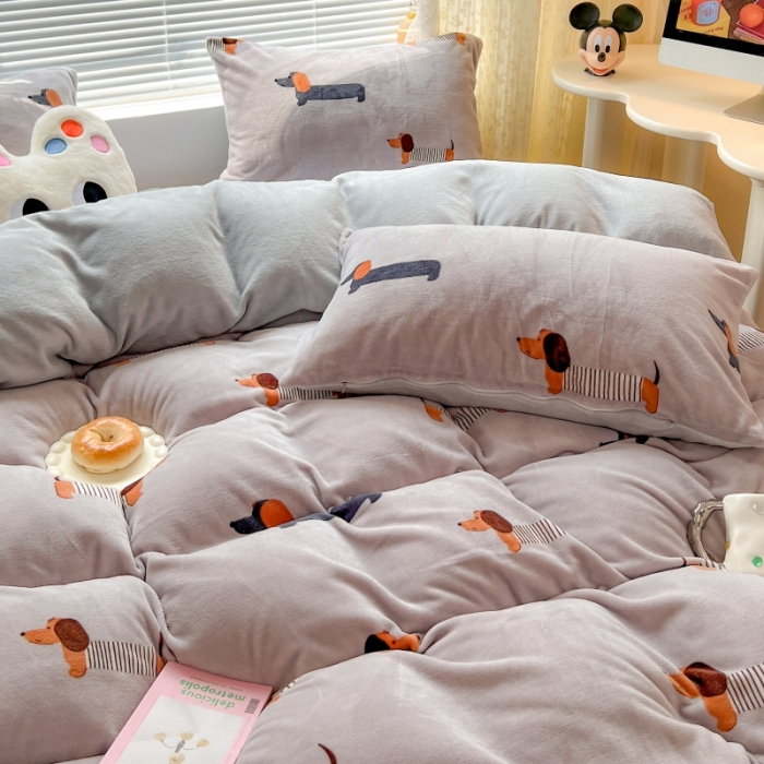 91家纺网 家纺一手货源 找家纺 顾里 2023新款ins少女保暖牛奶绒奶油治 愈系四件套第 一批 腊肠狗