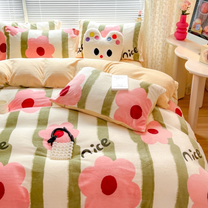 91家纺网 家纺一手货源 找家纺 顾里 2023新款ins少女保暖牛奶绒奶油治 愈系四件套第 一批 绿条粉花