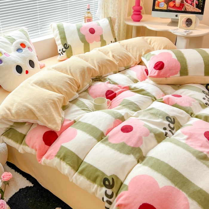 91家纺网 家纺一手货源 找家纺 顾里 2023新款ins少女保暖牛奶绒奶油治 愈系四件套第 一批 绿条粉花