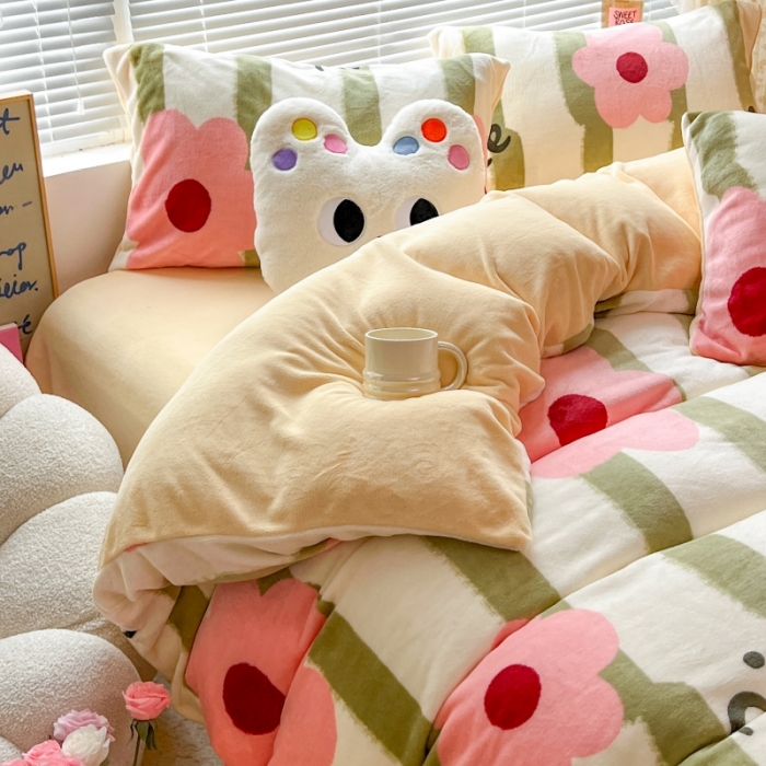 91家纺网 家纺一手货源 找家纺 顾里 2023新款ins少女保暖牛奶绒奶油治 愈系四件套第 一批 绿条粉花