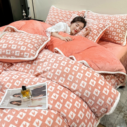 91家纺网 家纺一手货源 找家纺 总苏米娜2023新款加厚8.5斤雕花牛奶绒包边四件套宝宝兔兔毛绒床裙款