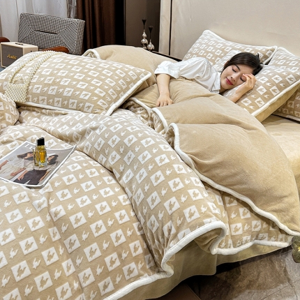 91家纺网 家纺一手货源 找家纺 总苏米娜2023新款加厚8.5斤雕花牛奶绒包边四件套宝宝兔兔毛绒床裙款