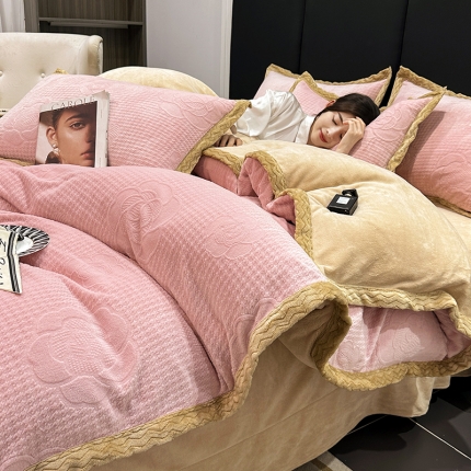 91家纺网 家纺一手货源 找家纺 总苏米娜2023新款加厚8.5斤雕花牛奶绒包边四件套宝宝兔兔毛绒床裙款