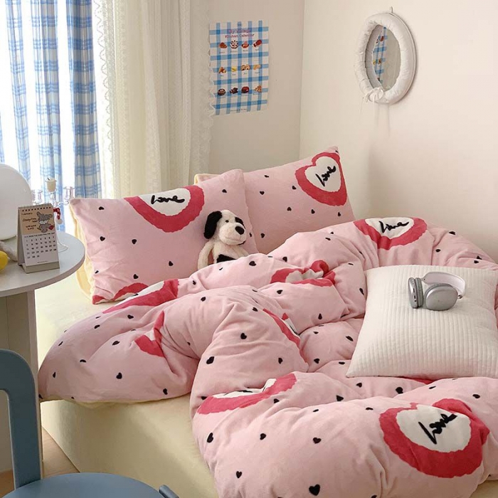 91家纺网 家纺一手货源 找家纺 美乐迪家纺 2023秋冬新款保暖牛奶绒四件套 粉爱心