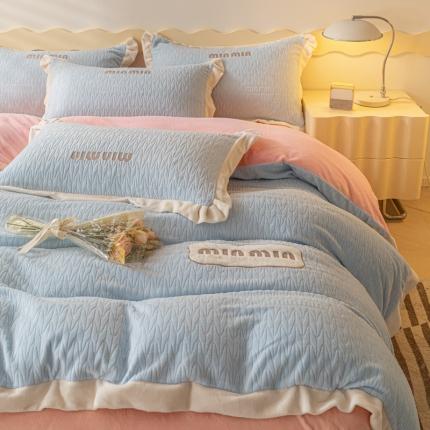 91家纺网 家纺一手货源 找家纺 宇航2025新款8斤雕花绒贴布绣花宽边牛奶绒四件套 缪斯—天蓝拼粉