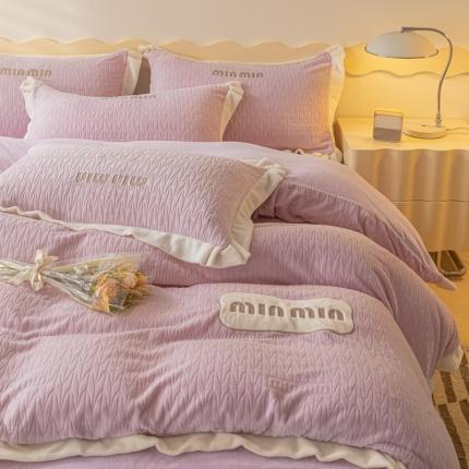 91家纺网 家纺一手货源 找家纺 宇航 2025新款8斤雕花绒贴布绣花宽边牛奶绒四件套 缪斯—紫粉色