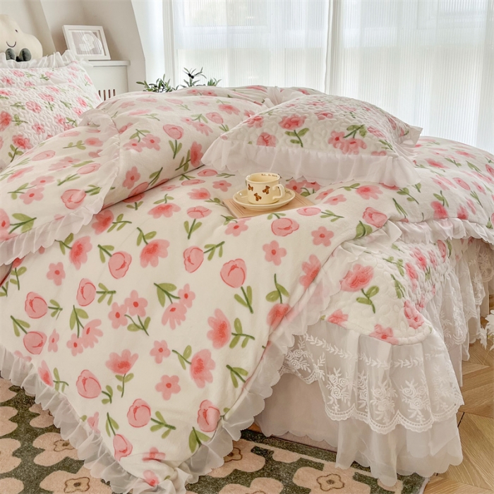 91家纺网 家纺一手货源 找家纺 添越 2024新款牛奶绒夹棉床盖三件套四件套 花熙