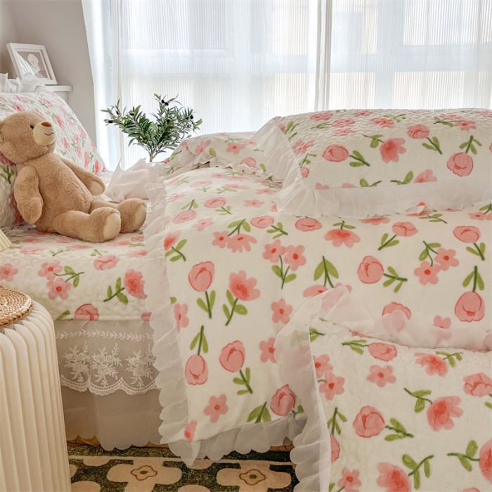 91家纺网 家纺一手货源 找家纺 添越 2024新款牛奶绒夹棉床盖三件套四件套 花熙