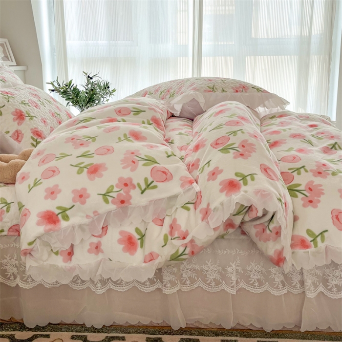 91家纺网 家纺一手货源 找家纺 添越 2024新款牛奶绒夹棉床盖三件套四件套 花熙