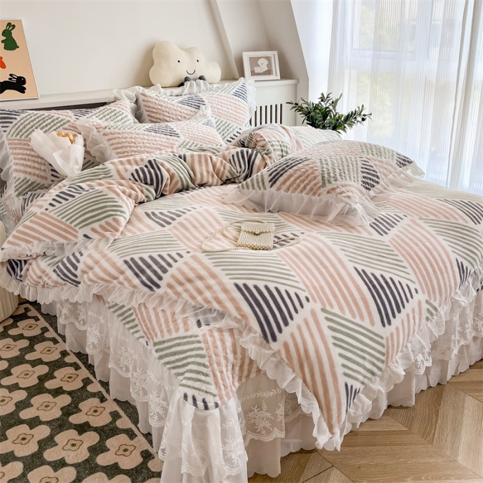 91家纺网 家纺一手货源 找家纺 添越 2024新款牛奶绒夹棉床盖三件套四件套 几何色彩