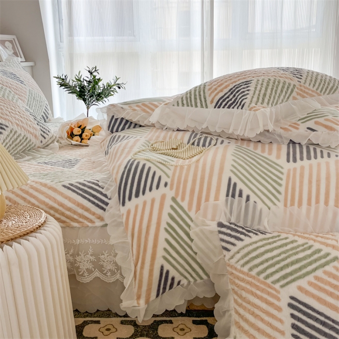 91家纺网 家纺一手货源 找家纺 添越 2024新款牛奶绒夹棉床盖三件套四件套 几何色彩