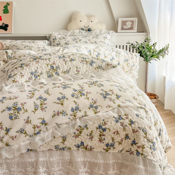 91家纺网 家纺一手货源 找家纺 添越 2024新款牛奶绒夹棉床盖三件套四件套 浪漫花影