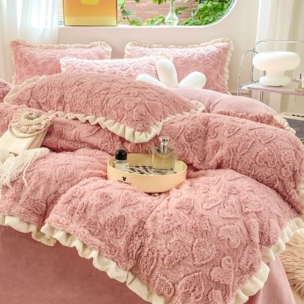 91家纺网 家纺一手货源 找家纺 总大米家居2024款爱心兔兔绒双层牛奶绒花边雕花绒兔毛四件套多巴胺色系