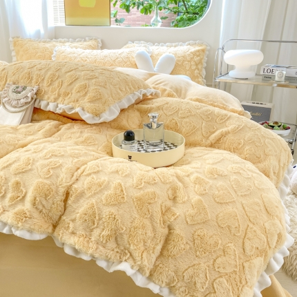 91家纺网 家纺一手货源 找家纺 总大米家居2024款爱心兔兔绒双层牛奶绒花边雕花绒兔毛四件套多巴胺色系