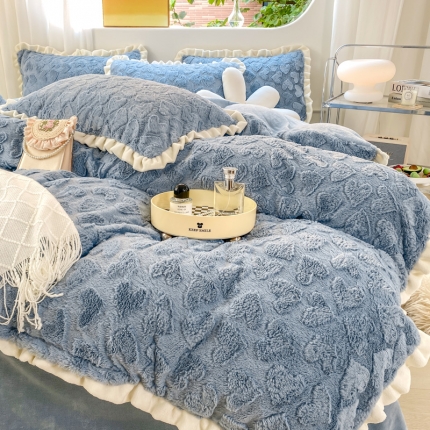 91家纺网 家纺一手货源 找家纺 总大米家居2024款爱心兔兔绒双层牛奶绒花边雕花绒兔毛四件套多巴胺色系