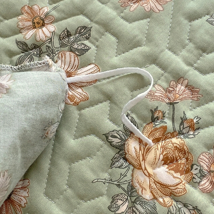 91家纺网 家纺一手货源 找家纺 罗艺轩 2024新款全棉蕾丝夹棉床裙巴黎春天系列三件套 花枝雅韵