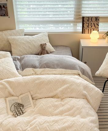 91家纺网 家纺一手货源 找家纺 澳梵 2023新款立体压花兔兔绒牛奶绒四件套 波浪-灰白