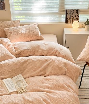 91家纺网 家纺一手货源 找家纺 澳梵 2023新款立体压花兔兔绒牛奶绒四件套 波浪-卡其