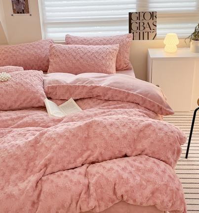 91家纺网 家纺一手货源 找家纺 澳梵 2023新款立体压花兔兔绒牛奶绒四件套 玫瑰-粉豆沙