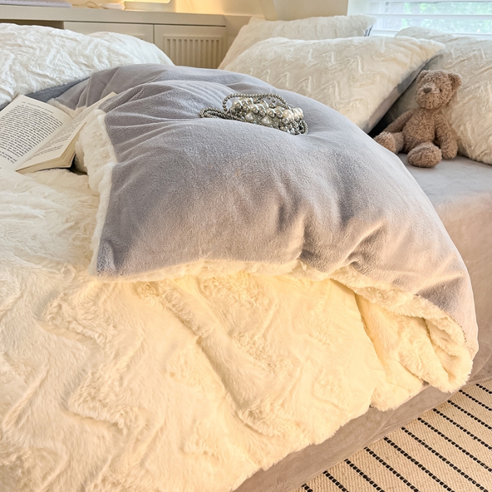 91家纺网 家纺一手货源 找家纺 澳梵 2023新款立体压花兔兔绒牛奶绒四件套 波浪-灰白