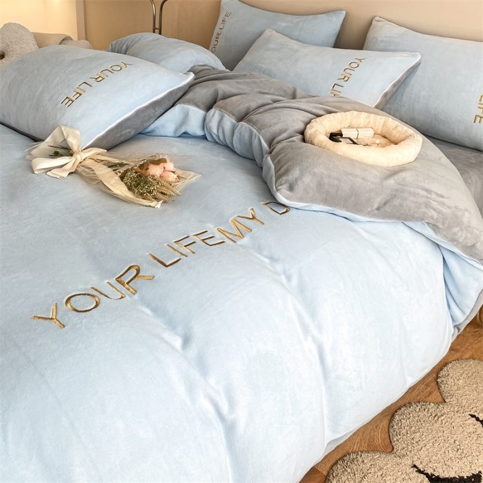 91家纺网 家纺一手货源 找家纺 义博 2025新款牛奶绒刺绣四件套-浪漫系列 浪漫-天蓝云灰