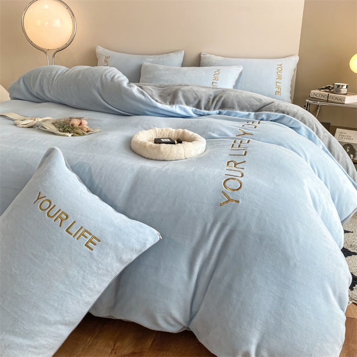 91家纺网 家纺一手货源 找家纺 义博 2025新款牛奶绒刺绣四件套-浪漫系列 浪漫-天蓝云灰