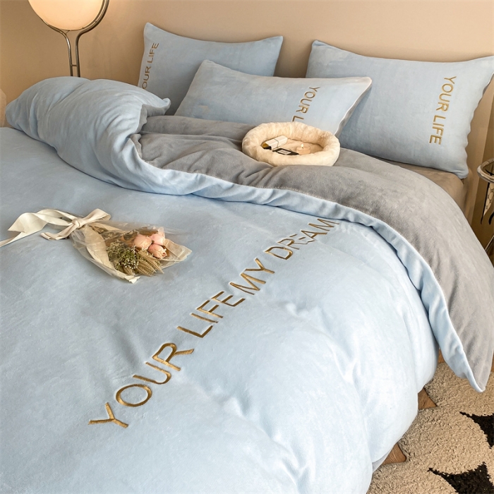 91家纺网 家纺一手货源 找家纺 义博 2025新款牛奶绒刺绣四件套-浪漫系列 浪漫-天蓝云灰