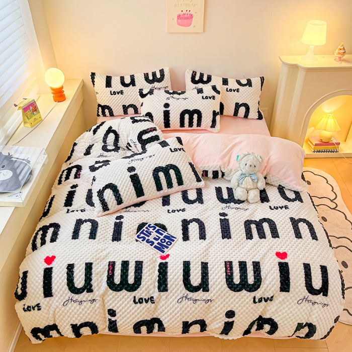 91家纺网 家纺一手货源 找家纺 澳梵家居 2023新款印花豆豆绒牛奶绒四件套 M字母